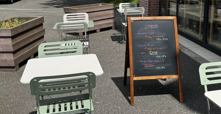 La terrasse extérieure du bar à jeux