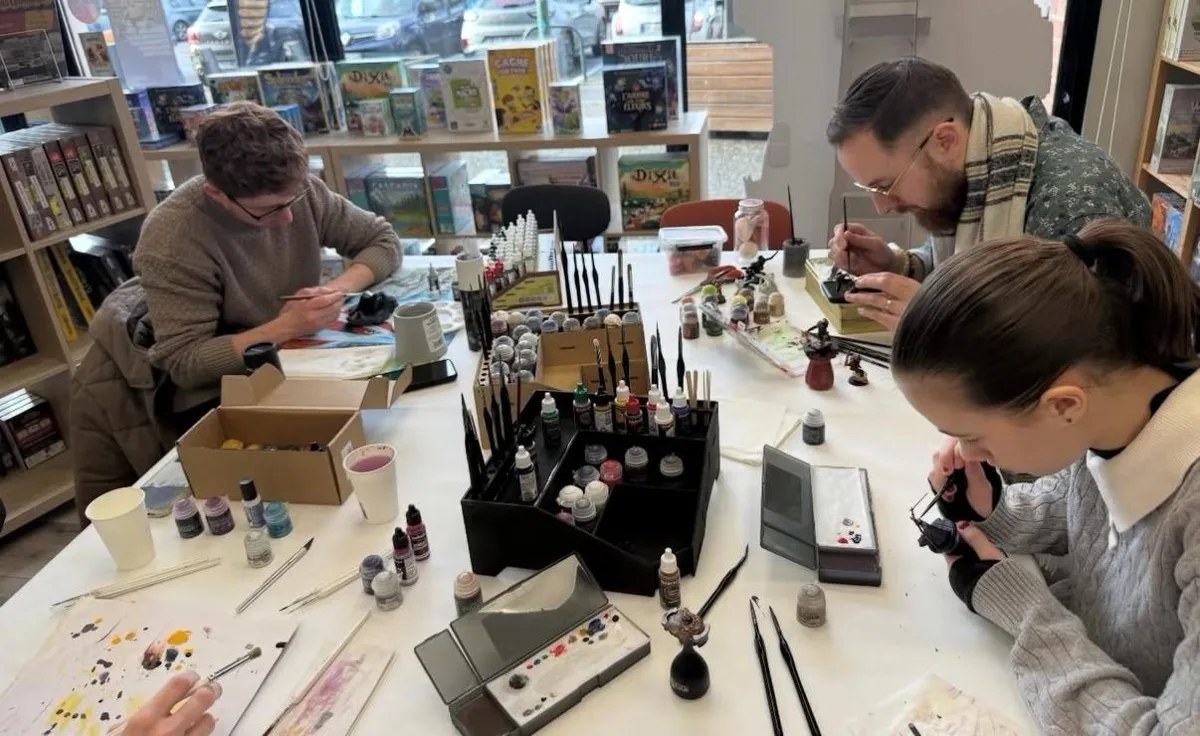 Initiation à la peinture sur figurine chez Lord of the Games à Wasquehal, pinceaux et pots de peinture sur la table