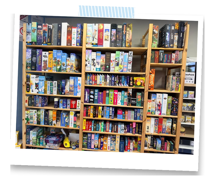 Étagères remplies de boîtes de jeux de société à la boutique Lord of the Games