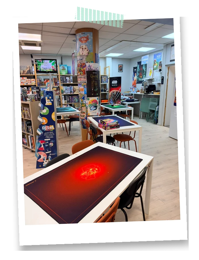 L'espace jeu de la boutique Lord of the Games, avec ses tables et tapis de jeu