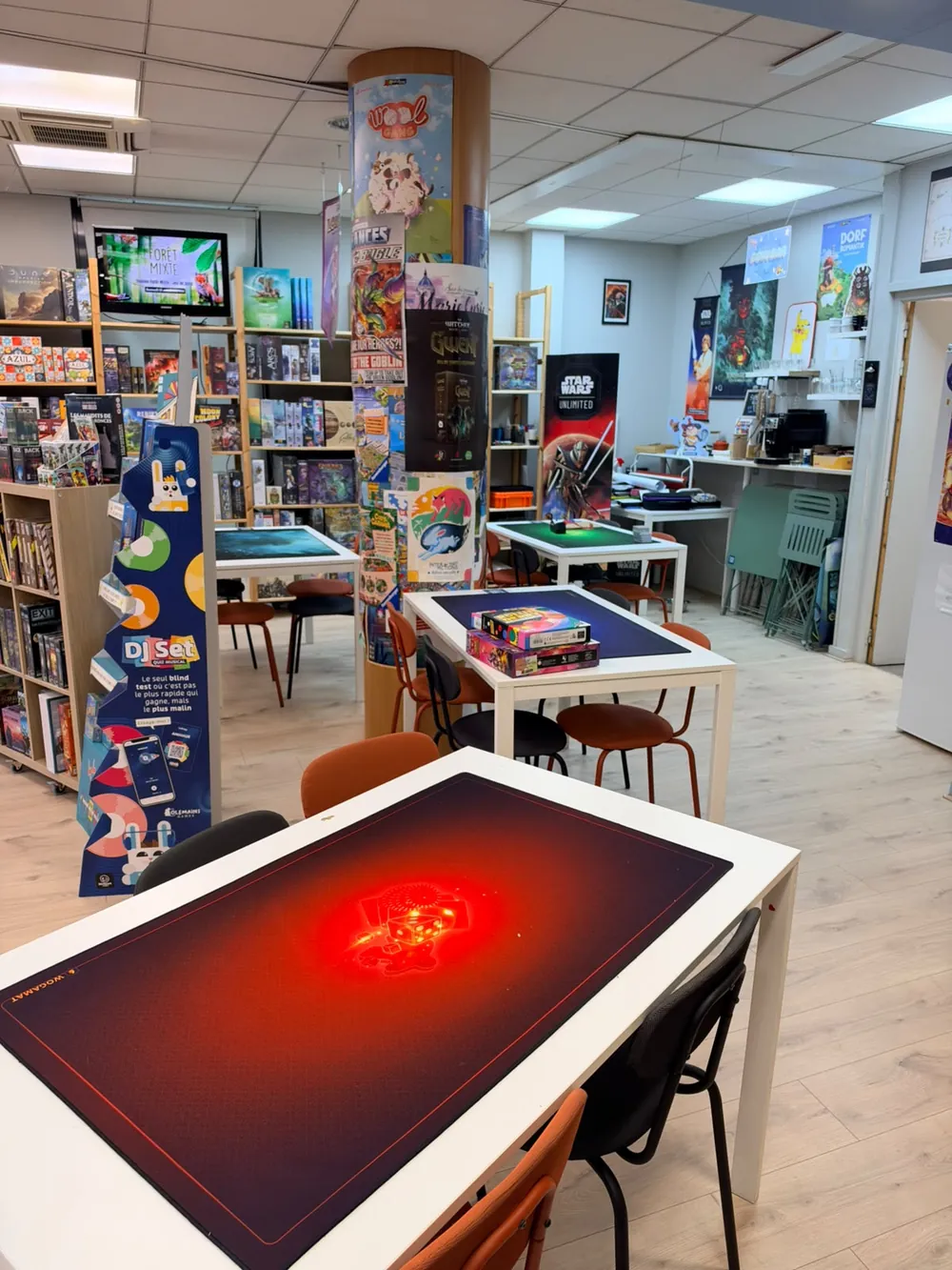 L’espace de jeu de la boutique Lord of the Games à Wasquehal