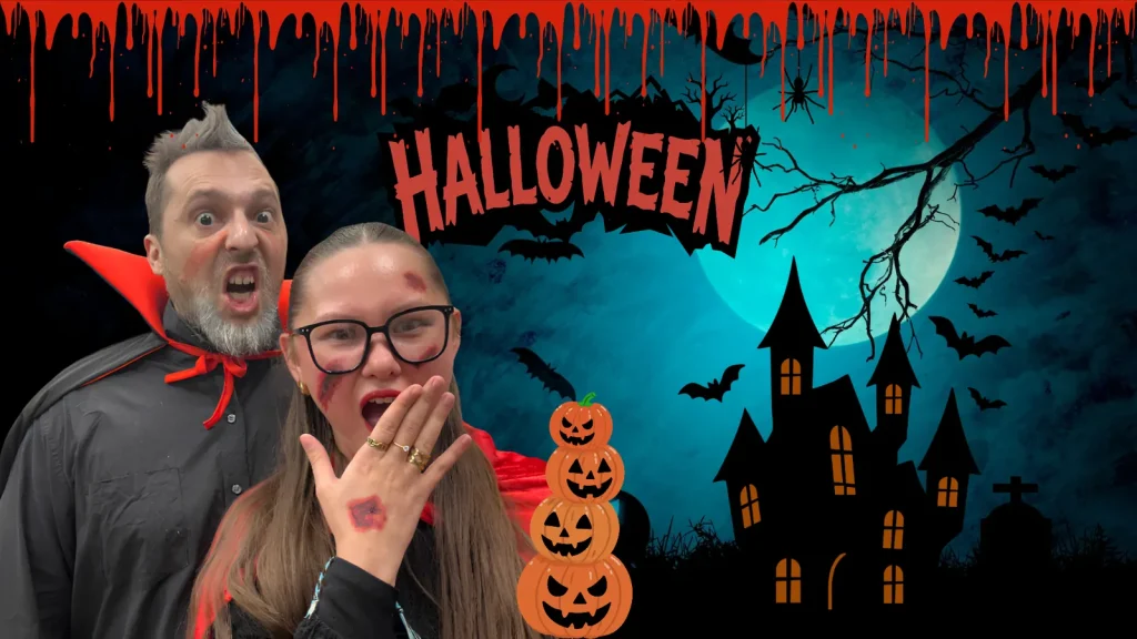 Arno et Océane, de l'équipe Lord of the Games, déguisés en vampire et en zombie devant un décor d'Halloween