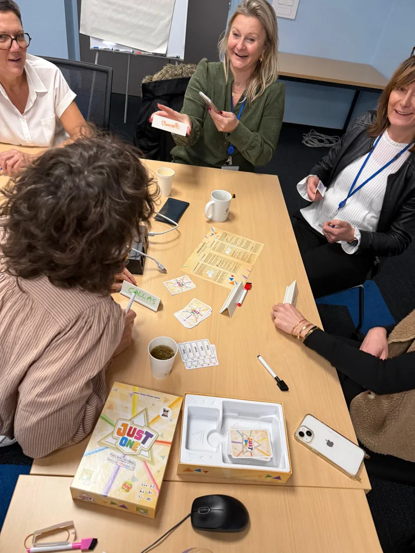 Team building en entreprise : fous rires autour du jeu Just One