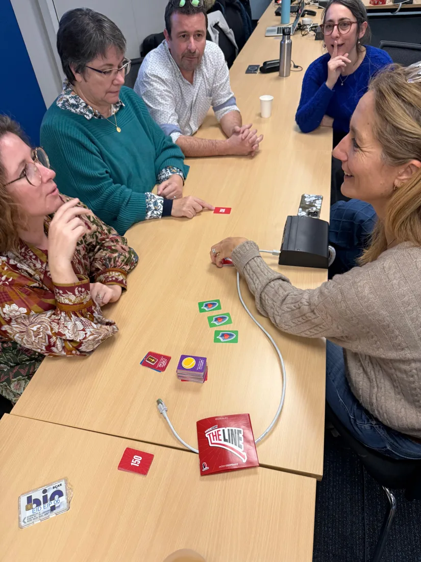 Team building en entreprise : partie du jeu coopératif The Line entre collègues